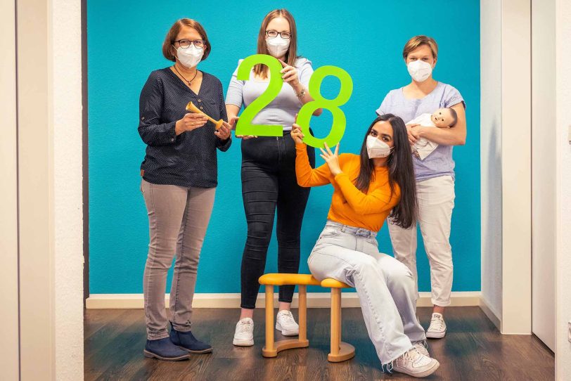 Die Leitungen der Hebammenschule Corinna Panitz (r.) und Nicola Herschke (l.) begrüßen Jaqueline Sitzer (2.v.l.) und Amira Nour Rahali (2.v.r.) stellvertretend für 28 angehende Hebammen am Campus.