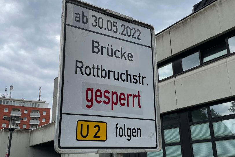 Hinweisschild zur Brückensperrung.