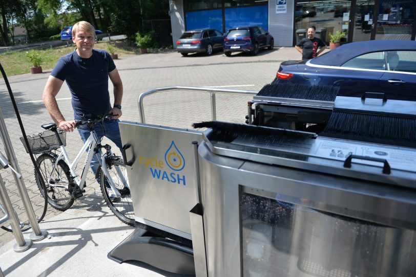 Klaus Peter Klaeser betreibt die erste stationäre Fahrrad-Waschstation im Land, auf dem Gelände des Autowaschcenters Klaeser an der Dorstener Straße.