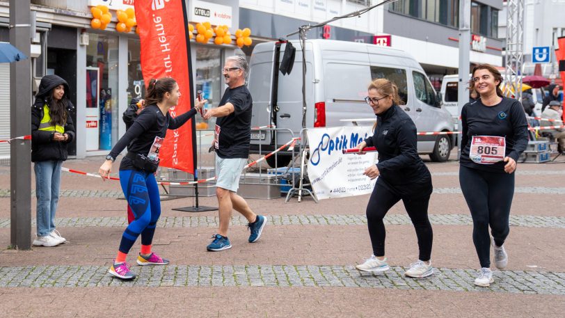 Beim Staffellauf sind Dreierteams unterwegs, jeder aus der Gruppe läuft zwei Runden.