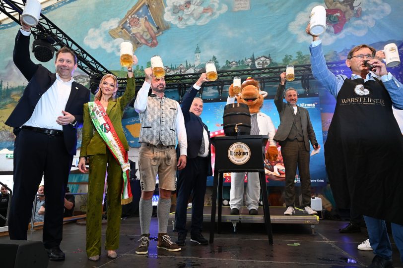 Die 541. Cranger Kirmes ist eröffnet: Dr. Frank Dudda (re.), Oberbürgermeister der Stadt Herne nach dem Fassanstich: Mit dabei (v.l.) Lars Klingbeil, Kirmeskönigin Pauline Schäfer, Jan Patrick Wolters, Albert Ritter, Kirmesmaskottchen Fritz und Moderator Helmut Sanftenschneider.