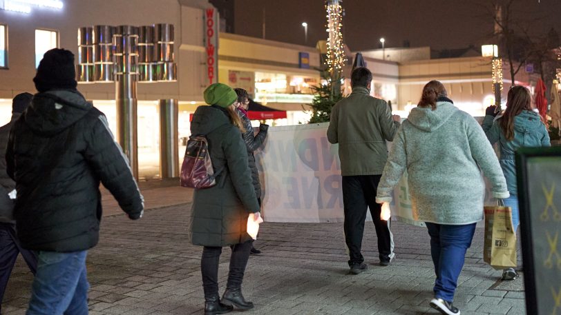 Friedensgebet zum Internationalen Tag Gegen Gewalt gegen Frauen - vor der Kreuzkirche.