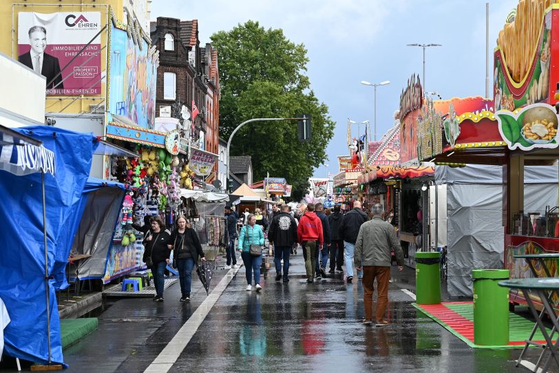 Die Cranger Kirmes beginnt regnerisch.