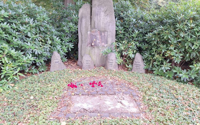 Geklaut und ein großes Loch hinterlassen: auf dem Südfriedhof wurden zwei Gedenktafeln der Märzgefallenen von unbekannten Tätern entfernt.