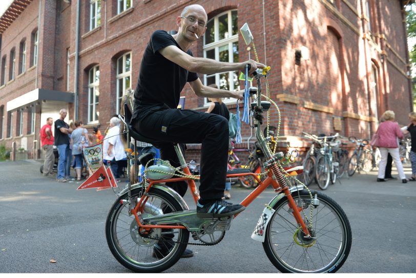 Stadthistoriker Ralf Piorr auf dem Bananenrad der 70er.