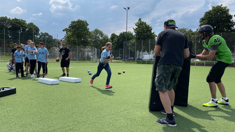 Am Freitag (9.7.2021) war das Sportthema American Football: Die Black Barons zeigten dabei verschiedene Übungen.