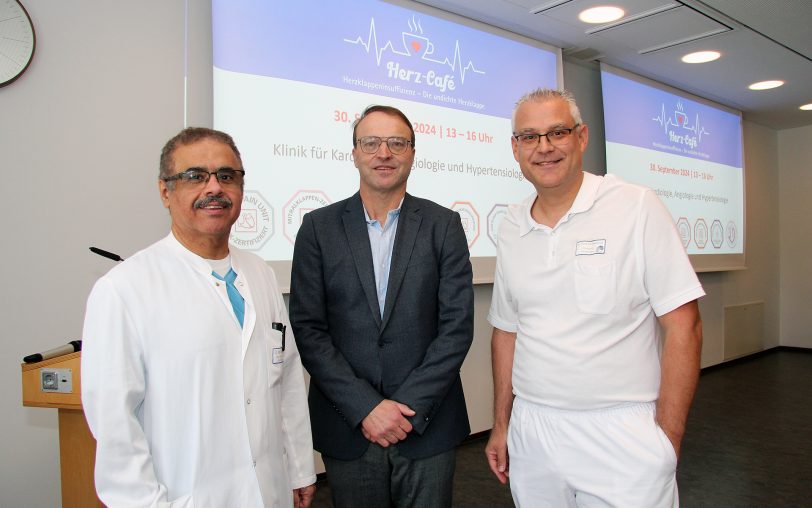 Dr. Ali Halboos (r.), Chefarzt der Klinik für Kardiologie im EvK, Prof. Dr. Alexander Albert (Mitte), Direktor der Klinik für Herzchirurgie am Klinikum Dortmund (Mitte) und Dr. Bassam Humaid, Leitender Oberarzt der Klinik für Kardiologie im EvK, referierten beim Herz-Café.