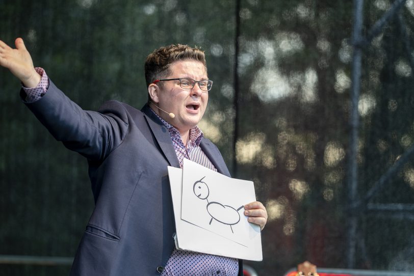 NachtSchnittchen beim Sommer Open-Air im Südpool an der Bergrstraße in Herne (NW), am Samstag (18.07.2020). Im Bild: Zauberer und Comedian Erasmus Stein.