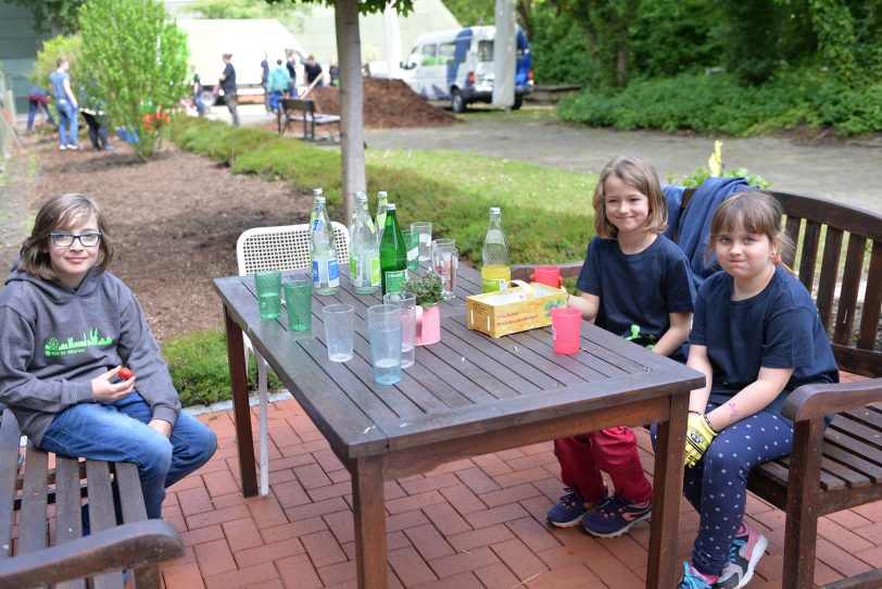 KJG St. Marien Baukau: Freddy, Anika und Anja bei einer Limo-Pause.