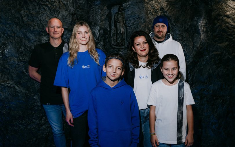 Die neue Kollektion der Grubenhelden, die in Kooperation mit dem FC Schalke 04 zum Barbaratag am 4. Dezember 2024 erschienen ist.