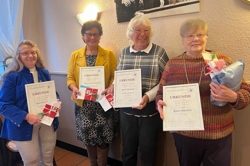 Weihnachtsfeier und Ehrung – TuS Herne 07: v.l. Rosemarie Rex, Annette Thielemann, Jutta Schöckel und Karin Närrlich.