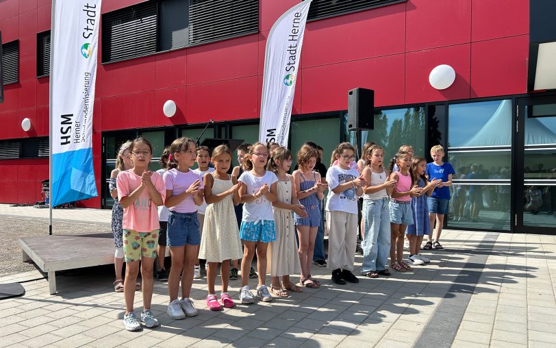 Die neue Grundschule am Schloss am Kaiserquartier in Baukau wurde am Donnerstag (29.8.2024) feierlich eröffnet: Die Chor-AG sang und klatsche zusammen zum Rhythmus von 