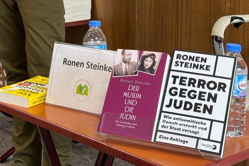 Bücher des Autors Ronen Steinke, der im Juni 2025 in der Islamischen Gemeinde zu einer Lesung kam.