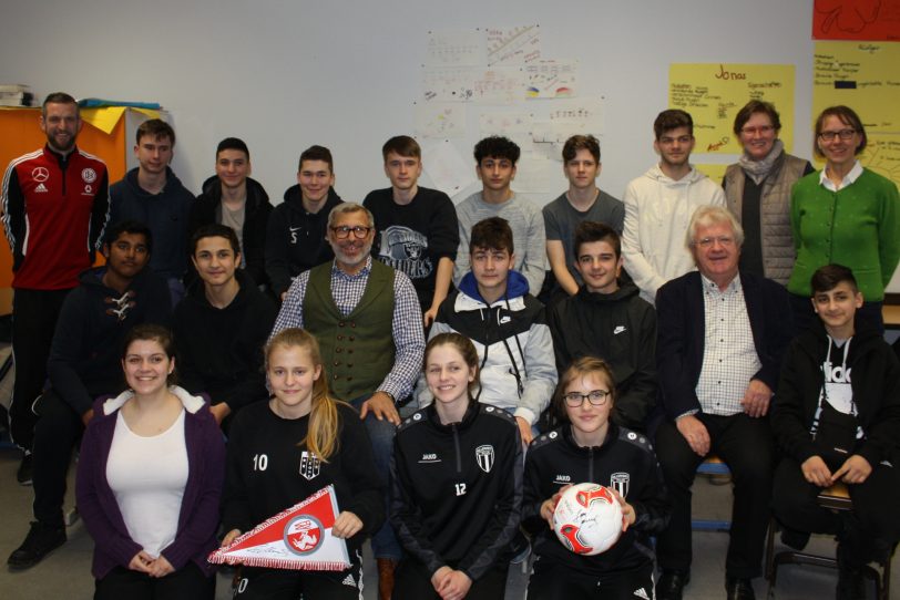 DFB Junior-Coach-Ausbildung an der Mont-Cenis-Gesamtschule.