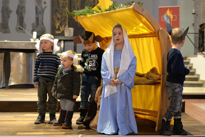 Kindergartenkinder beim Krippenspiel in der Kirche St. Franziskus.