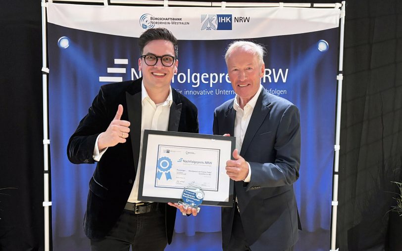 Michael Vogelsang (rechts), Vizepräsident der IHK Mittleres Ruhrgebiet, hielt die Laudatio und übergab auch den Preis an Marvin Boettcher.