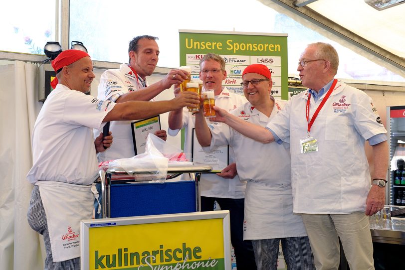 v.l. Frank Wiacker, Roger van Bürck, André Brockmeyer, Rainer Wiacker, Hugo Fiege mit Konditoren-Ehrenjacken.