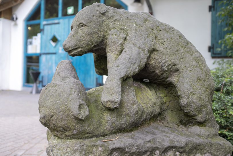 Steinskulptur mit zwei jungen Bären am Streichelzoo im Revierpark Gysenberg .