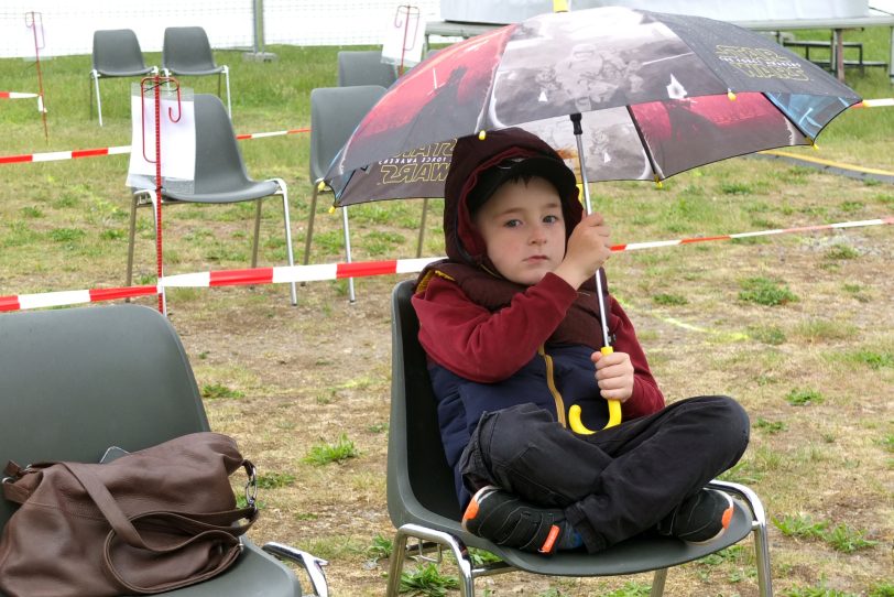 Das Wetter spielte nicht mit bei der ersten OpenAir-Veranstaltungen vor den Flottmannhallen nach der coronabedingten Schließung. im Bild:  Das Kindertheater Pappmobil mit dem Stück Drachen auf Baustelle Süd.