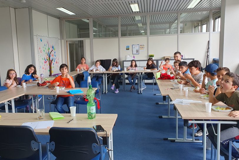 Guten Appetit: Gemeinsam sitzen die Kinder in den Räumen des Vereins GfH beim Essen.