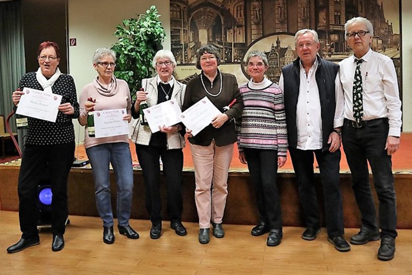 v.l. Marlies Kunanz, Angelika Widera, Hilde Siegmund, Margarete Michalak, Christel Neuhaus, Detlef Brune, Burkhard Ladewig.