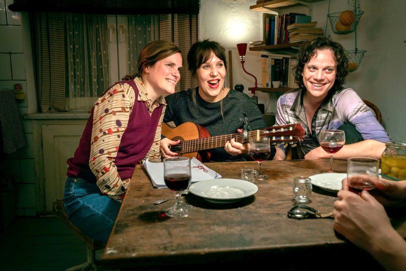 Heimatabend in der Wiener Wohngemeinschaft: Matilde (Meret Engelhardt) und Anatol (Valentin Postlmayr) untervermieten ein Zimmer an Wilma (Fritzi Haberlandt) – und bieten ihr Halt.