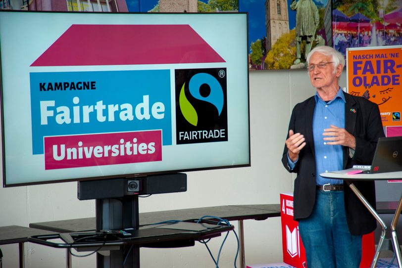 Mit guter Laune und markanten Formulierungen würdigte Manfred Holz, Ehrenbotschafter des Fairtrade Deutschland e.V., in der Feierstunde das Engagement der Hochschule auf ihrem Weg zur 51. Fairtrade University und beleuchtete Sinn und Hintergründe der Kampagne der Initiative.