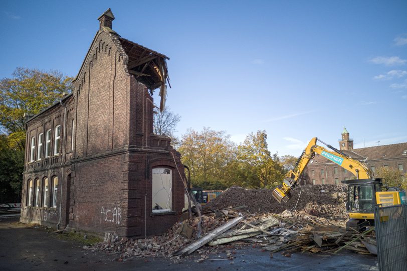 Abbruch der ehemaligen Grundschule am Berliner Platz in Herne (NW) am Montag (04.11.2019).