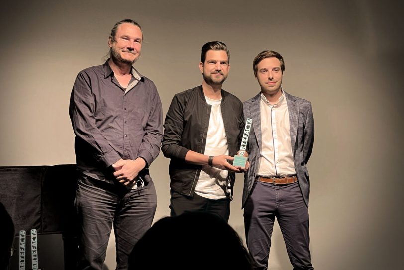 v.l. Martin Becker und Sebastian Heger (Puppeteers Geschäftsführer)nehmen den Preis beim Artefacta-Festival von Jurymitglied Dr. Philipp Bojahr entgegen.