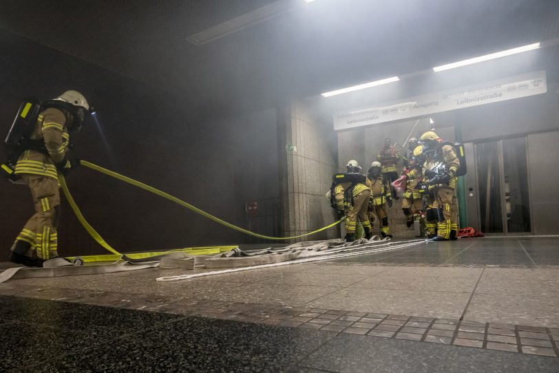 Groß-Übung an der U-Ban-Station Schloss Strünkede: Berufs- und Freiwillige Feuerwehr Herne, Feuerwehr Bochum, Bogestra, DRK, THW und Mitglieder der Grubenwehr als Experten für Aktionen unter derErde im Übungseinsatz
