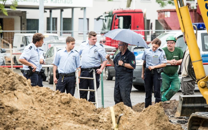 Die Einsatzkräfte am Bombenfundort.