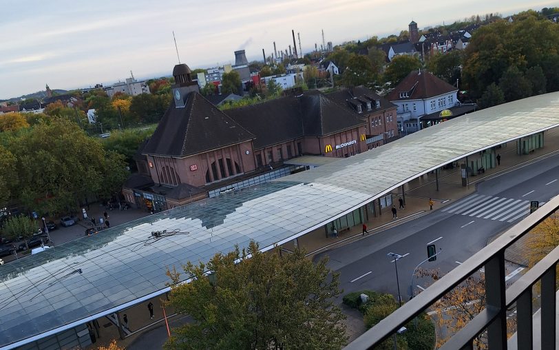 Das Dach des Herner Bahnhofs wird im Oktober 2024 gereinigt.