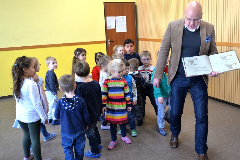 Pfarrer Dr. Frank Weyen beteiligt sich an der Vorlese-Aktion in der Ev. Kita Mobilé.