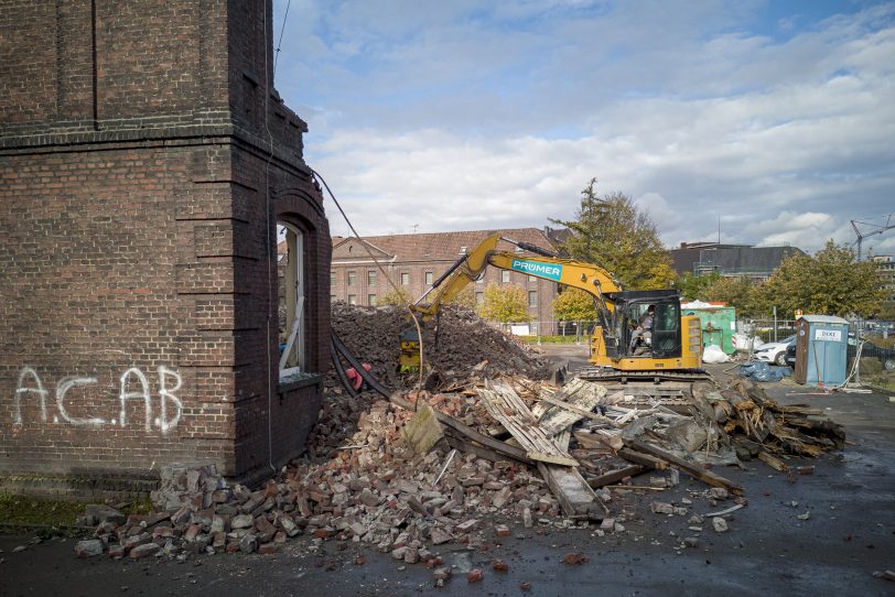 Abbruch der ehemaligen Grundschule am Berliner Platz in Herne (NW) am Montag (04.11.2019).