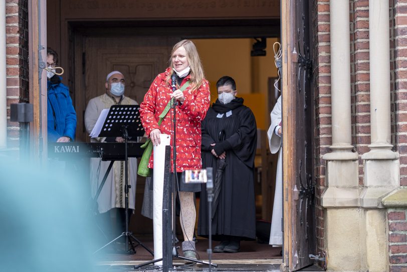 Friedensgebet an der Kreuzkirche in Herne (NW), am Samstag (22.01.2022). Seit einigen Wochen haben sich das Bündnis Herne, die Schirme gegen Rechts, die katholische Kirchengemeinde St. Dionysius, die Islamische Gemeinde Röhlinghausen und die evangelische Kreuz-Kirchengemeinde zusammengeschlossen, um ein Zeichen für ein solidarisches Miteinander in der Pandemie zu setzen und den Opfern der Pandemie zu gedenken. Im Bild: Pfarrerin Melanie Jansen.