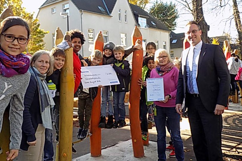Stefan Tysbierek (1.v.r.), Bernadette Schwirtz (2.v.r.), Annette Crämer (2.v.l.) und Schüler der Elisabethschule.