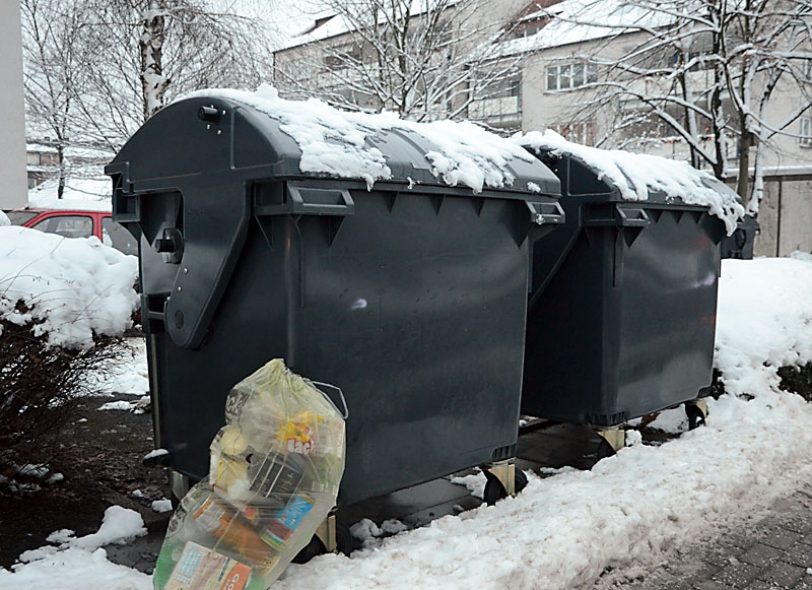 Müllentsorgung im Schnee.