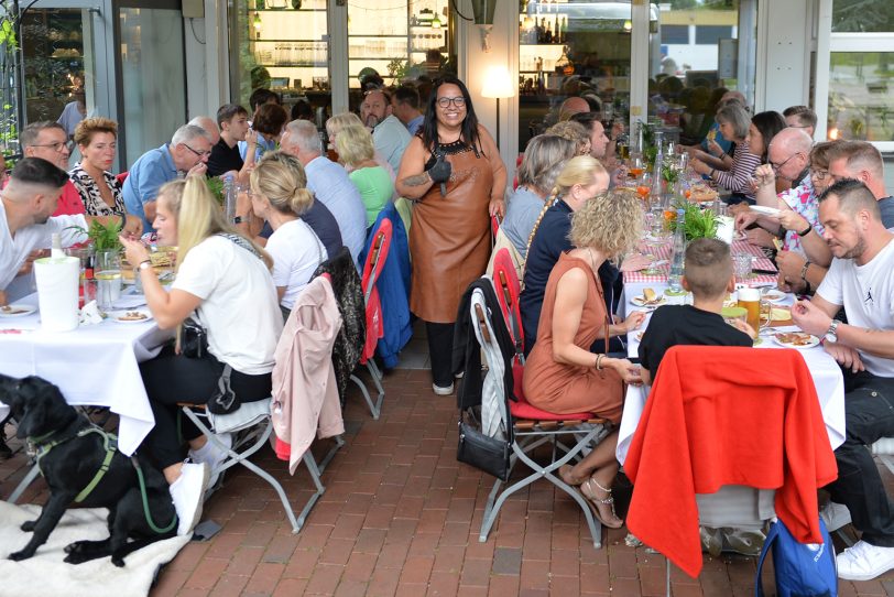 Sardische Leckereien und neue Freundschaften beim ersten Sardischen Abend im Biergarten von Ollis Restaurant. im Bild: Francesca Eichler.