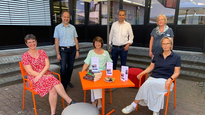 v.li. Gesa Hagen, Kassiererin, Jürgen Hagen, stellv. Vorsitzender, Ingrid von der Weppen, Leiterin Stadtbibliothek, Ansgar Montag, Kulturinitiative, Dorothe Schlautmann (stehend, stellv. Leiterin Herner Stadtbib) und Gudrun Thierhoff, Vorsitzende.