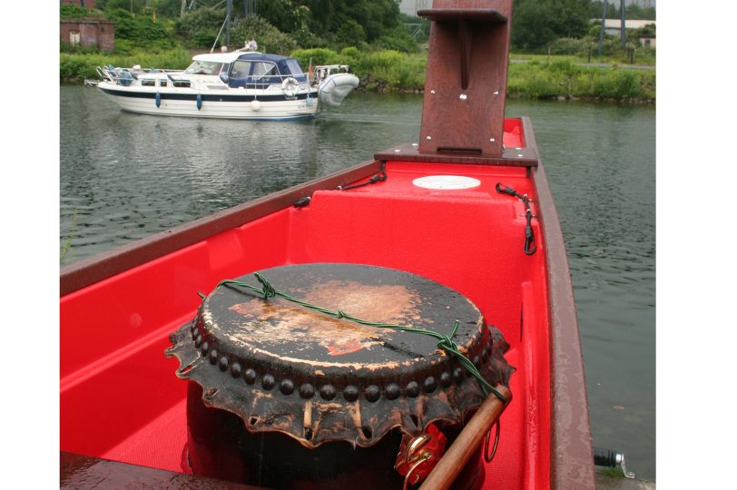 Unter rhythmischen Trommelschlägen geht es am 6. September mit Drachenbooten über den Rhein-Herne-Kanal.