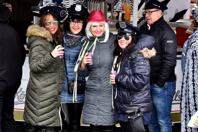 Der Rosenmontagszug am Robert-Brauner-Platz.