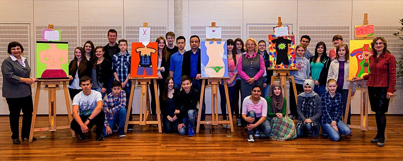 Schülerinnen und Schüler der 9A des Gymnasiums Wanne mit ihren Werken zum Thema „Mama“.