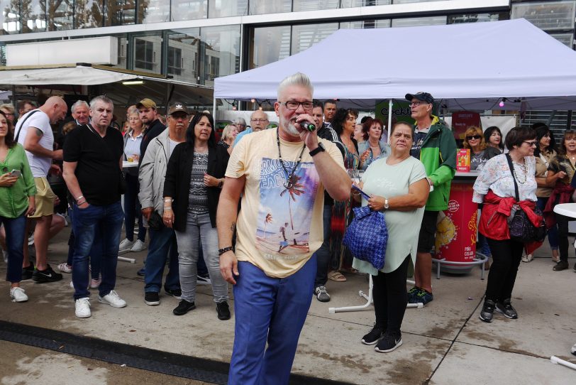 Das Benefizfest des Herner Förderturms fand am Freitag und Samstag (28./29.7.2023) in der Akademie Mont-Cenis statt. Ralf Cerne heißte dem Publikum ein.