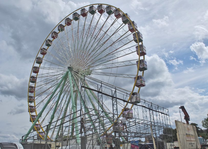 Das Riesenrad steht am 21. Juli 2025 schon auf dem Platz Crange, davor wird noch ordentlich gewerkelt.