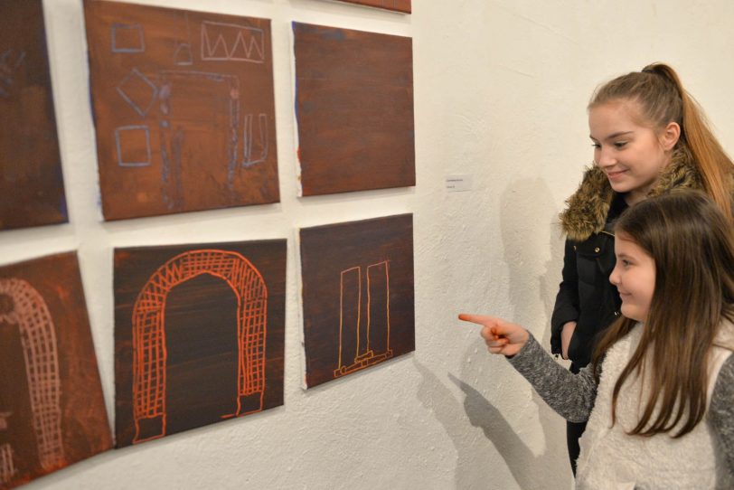 Merve(8) erklärt ihrer Schwester Melissa ihr Kunstwerk.