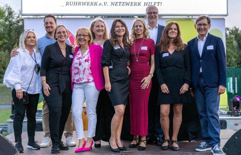 Die Ruhrwerkerinnen bei der diesjährigen Ruhrwerkgala bei Reckli: (v.l.): Safi Thoma, Lutz Hammer (RECKLI), Frauke Schewe, Cornelia Bruch, Cornelia Lengert-Scholz, Cordula Klinger-Bischof, Kerstin Zulechner, Garrelt Duin (RVR), Iris Stiebling, Dr. Frank Dudda (OB Herne).