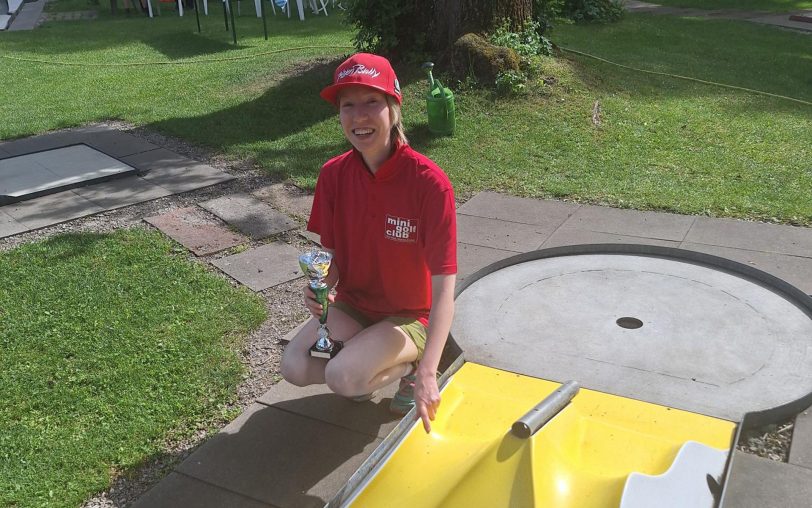 Lea Reitemeier holte beim 40. Zugspitzpokal im Minigolf in Garmisch-Partenkirchen in der Kategorie Damen den zweiten Platz und damit einen Pokal.