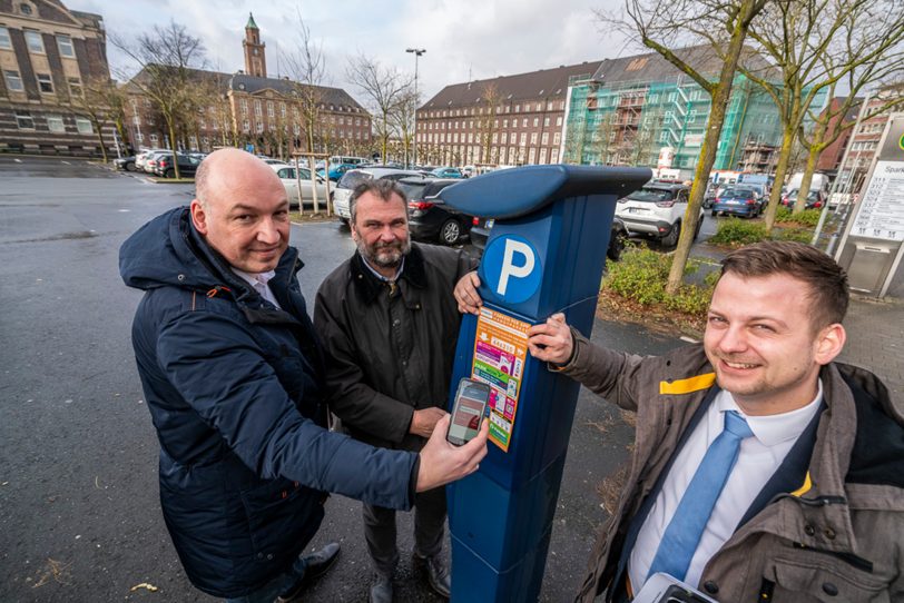 Ab sofort kann in Herne die Parkgebühr per App geregelt werden. Dr. Joachim Wahle, Dezernent Karlheinz Friedrichs und Pierre Golz, Stabsstelle Digitalisierung.