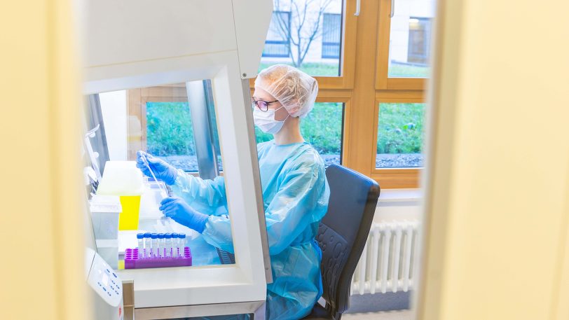 Eine Mitarbeiterin des Labors der St. Elisabeth Gruppe bei der Probenaufbereitung im Covid-Labor.