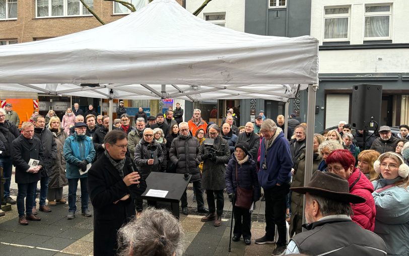 An der Hauptstraße 293 wurden am Mittwoch (28.1.2026) die ersten vier Stolpersteine für die Familie Hecht verlegt.
